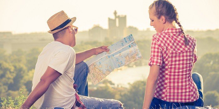 Couple consultant une carte