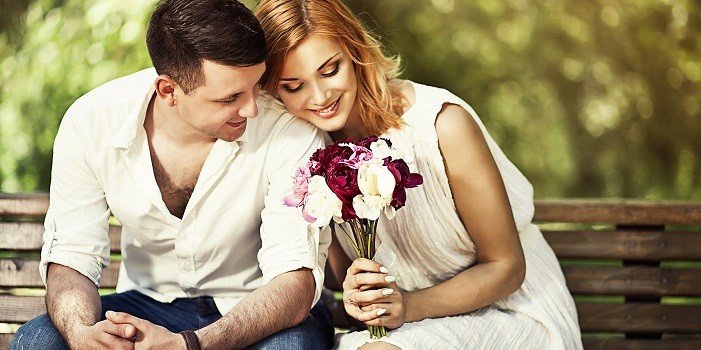 homme offrant des fleurs